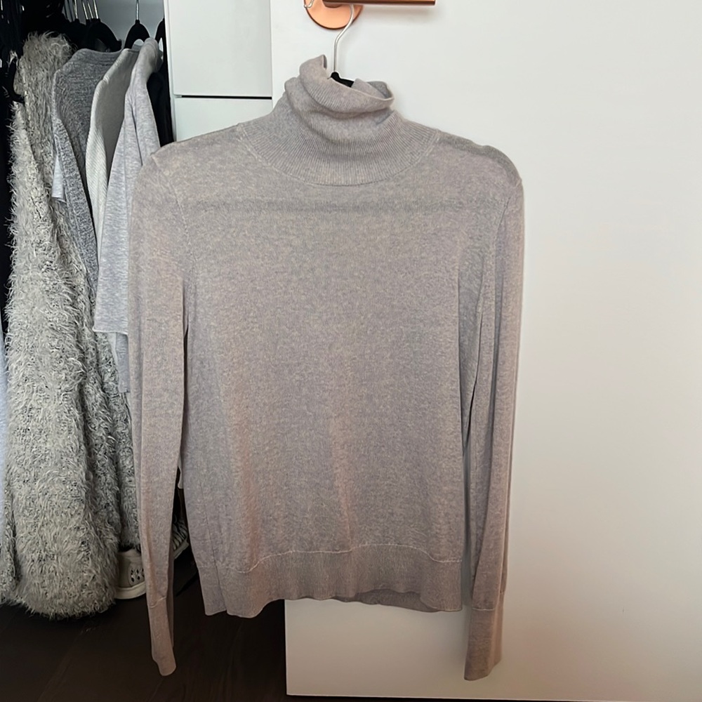 Grey Gap turtleneck sweater